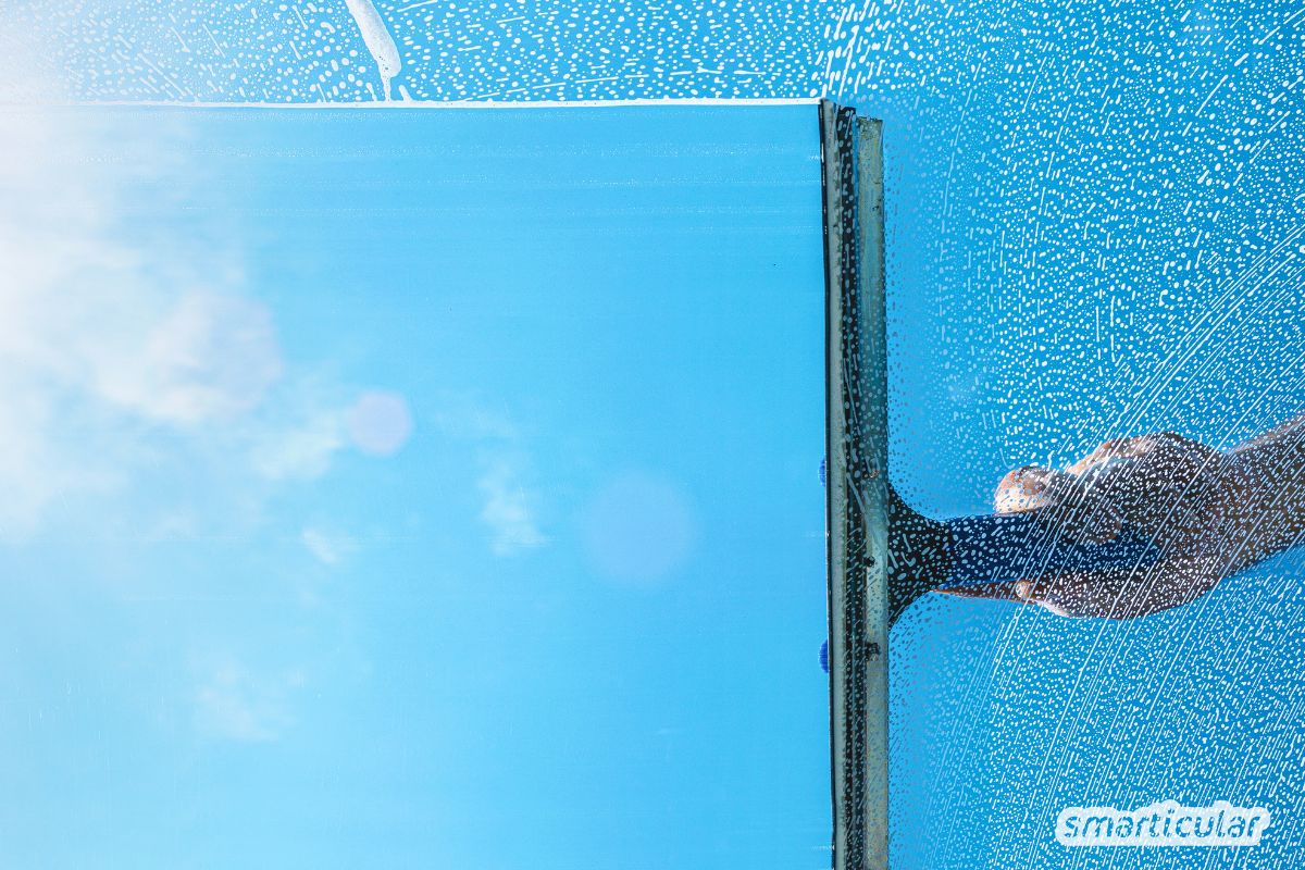 Fensterputzen mit Glycerin ist der nachhaltige Geheim-Tipp für glasklare Scheiben - einfache Anwendung mit Abperleffekt und Dichtungspflege!
