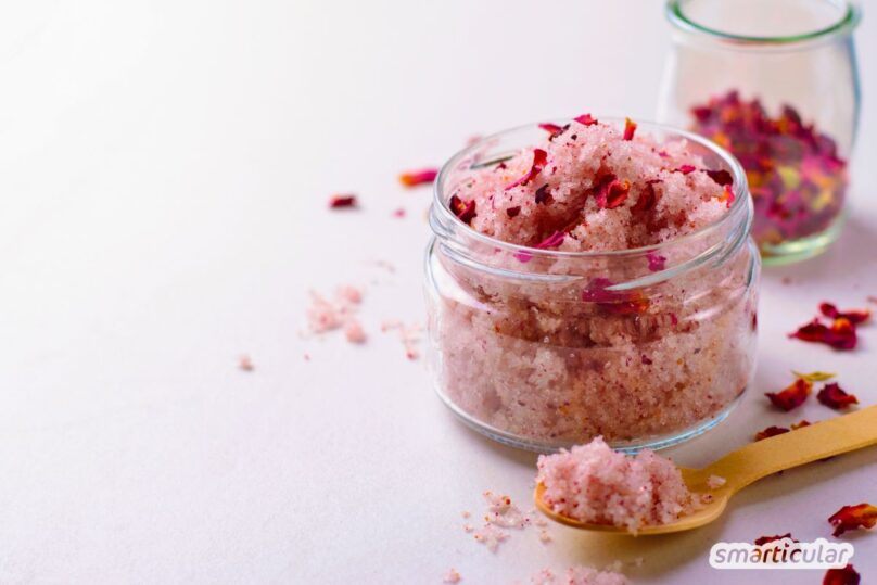 Körperpeeling selber machen: Mit Zucker, Mandelöl und Rosenöl zauberst du dir ein natürliches Sugar Scrub für samtweiche Haut.