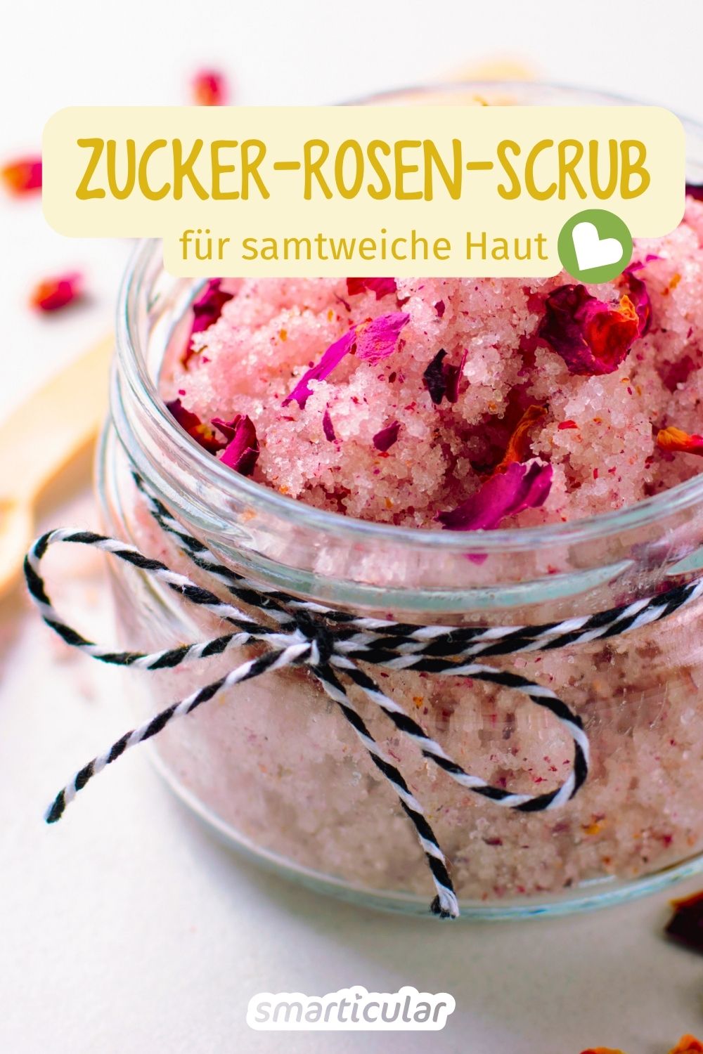 Körperpeeling selber machen: Mit Zucker, Mandelöl und Rosenöl zauberst du dir ein natürliches Sugar Scrub für samtweiche Haut.