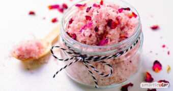 Körperpeeling selber machen: Mit Zucker, Mandelöl und Rosenöl zauberst du dir ein natürliches Sugar Scrub für samtweiche Haut.