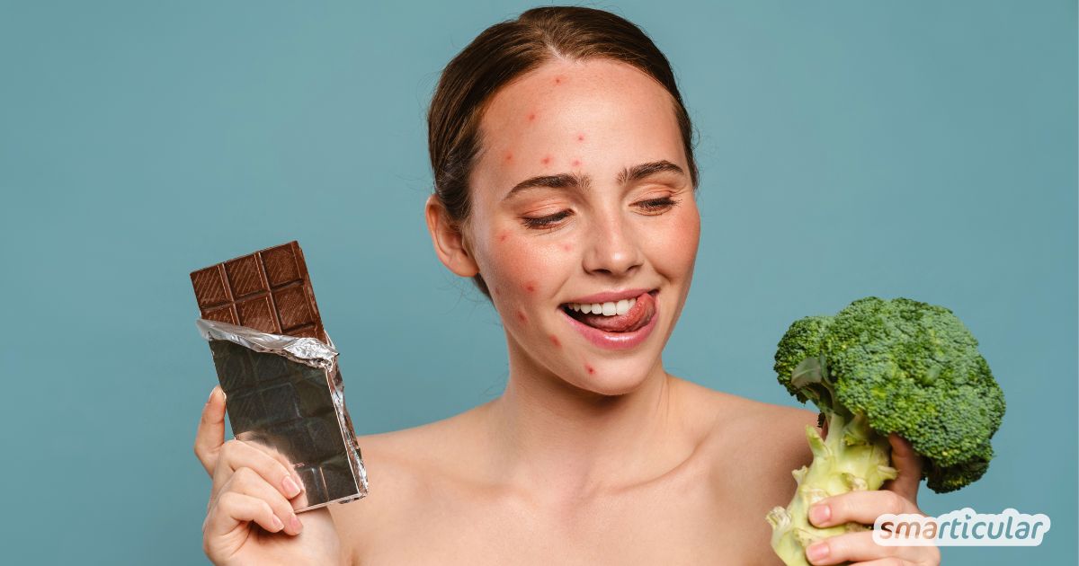 Die richtige Ernährung bei Pickeln: Erfahre, welche Lebensmittel unreine Haut verstärken und welche Entzündungen von innen heraus lindern.