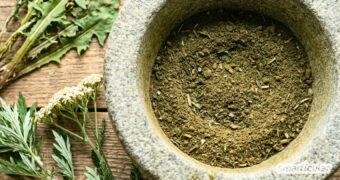 Bitterpulver selber machen: Natürliche Unterstützung für Verdauung und Stoffwechsel mit heimischen Kräutern - mit Rezept und Anwendung.
