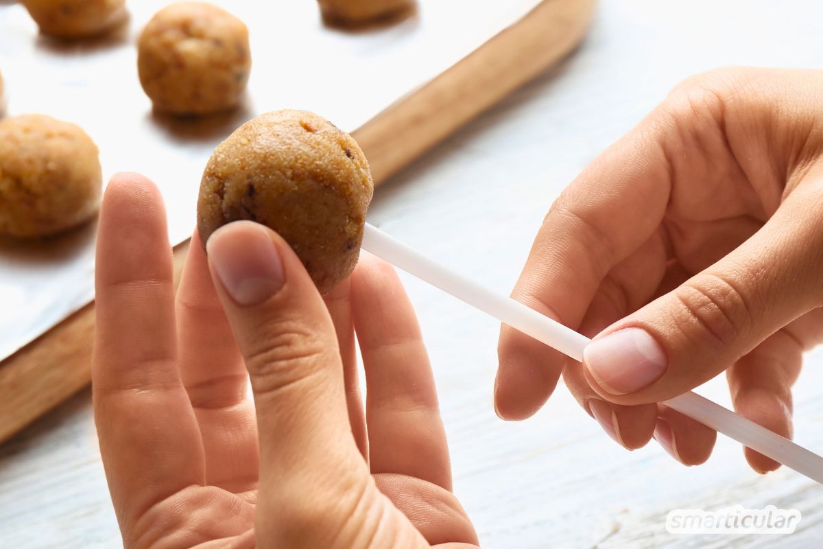 cake-pops-aus-kuchenresten-rezept-3 Verwandle trockene Kuchen und Muffins mit diesem simplen Rezept in saftige Cake Pops aus Kuchenresten - so lecker geht Lebensmittel retten!