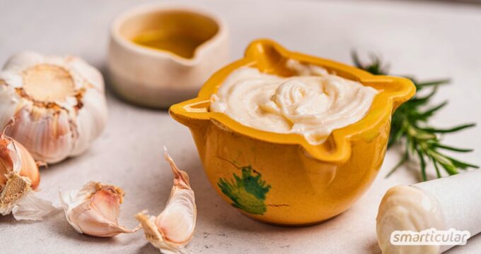 Cremige Aquafaba-Aioli einfach selber machen! 🧄 Mit diesem schnellen Rezept aus Kichererbsenwasser gelingt der perfekte Knoblauch-Dip.