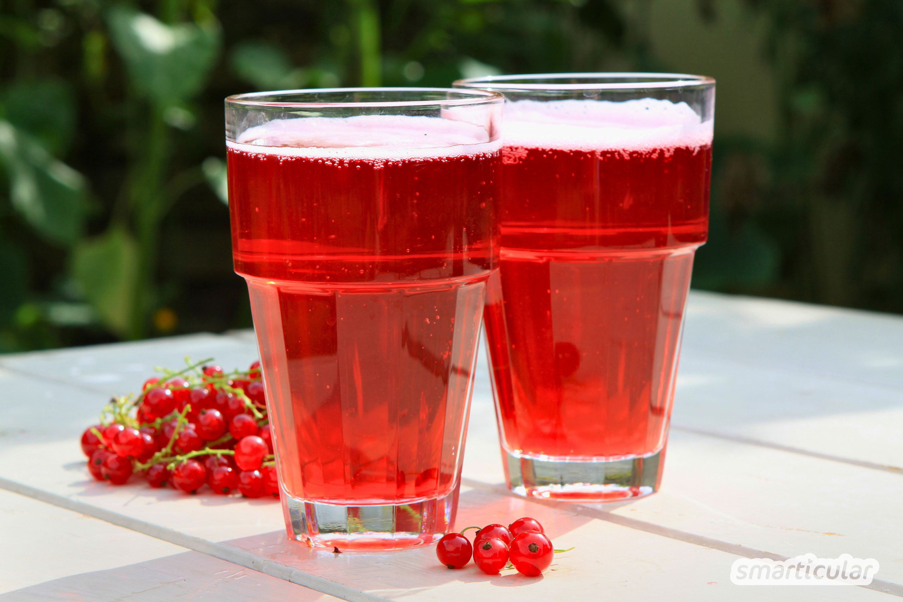 Johannisbeersirup selber machen ist ganz einfach. Mit diesem simplen Rezept verarbeitest du die Früchte zu einem süß-säuerlichen Genuss!