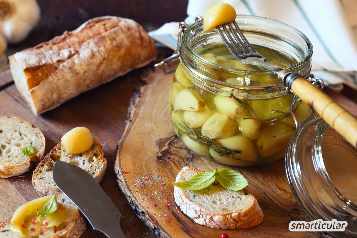 Knoblauch-Confit selber machen! Entdecke das Rezept für butterweiche Zehen 🧄 und aromatisches Öl. Und erfahre wie du Botulismus vermeidest.