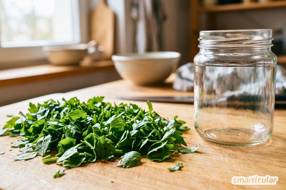 Zu viel Maggikraut im Garten? Entdecke 3 einfache Methoden, um Liebstöckel einzufrieren und sein würziges Aroma für den Winter zu bewahren.