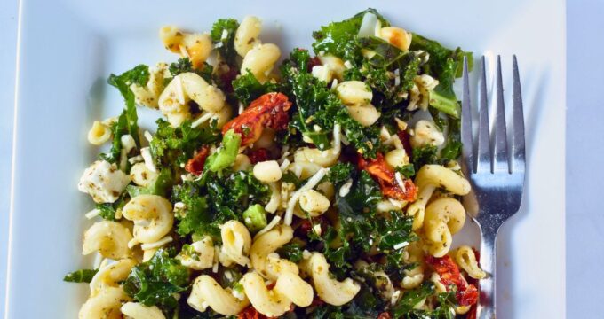 Lust auf regionalen Genuss? Unser Nudelsalat mit Schwarzkohl ist rein pflanzlich und schnell gemacht. Inklusive cleverem Zero-Waste-Trick!