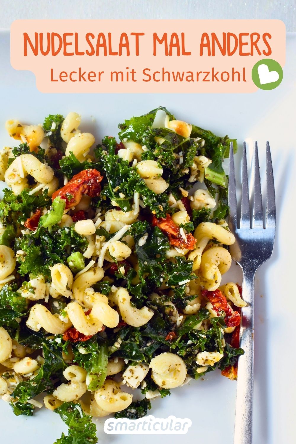 Lust auf regionalen Genuss? Unser Nudelsalat mit Schwarzkohl ist rein pflanzlich und schnell gemacht. Inklusive cleverem Zero-Waste-Trick!
