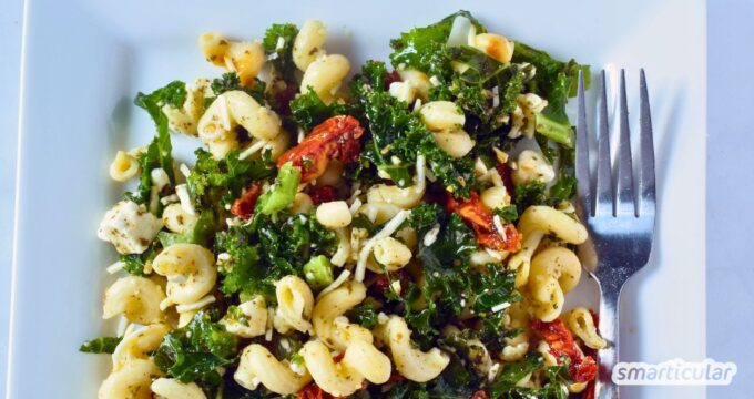 Lust auf regionalen Genuss? Unser Nudelsalat mit Schwarzkohl ist rein pflanzlich und schnell gemacht. Inklusive cleverem Zero-Waste-Trick!