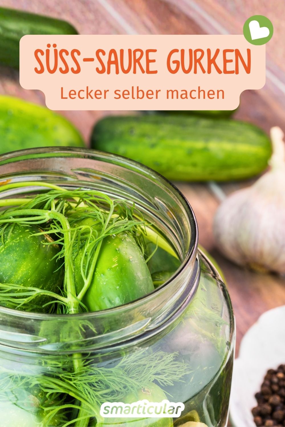 Knackige süß-saure Gurken ganz einfach selber einlegen! Mit diesem schnellen Rezept machst du deine Gurkenernte im Handumdrehen haltbar.