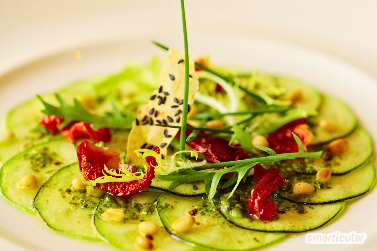 Keine Lust auf schweres Essen an heißen Tagen? Dann probier dieses Zucchini-Carpaccio! Schnell gemacht und herrlich erfrischend.