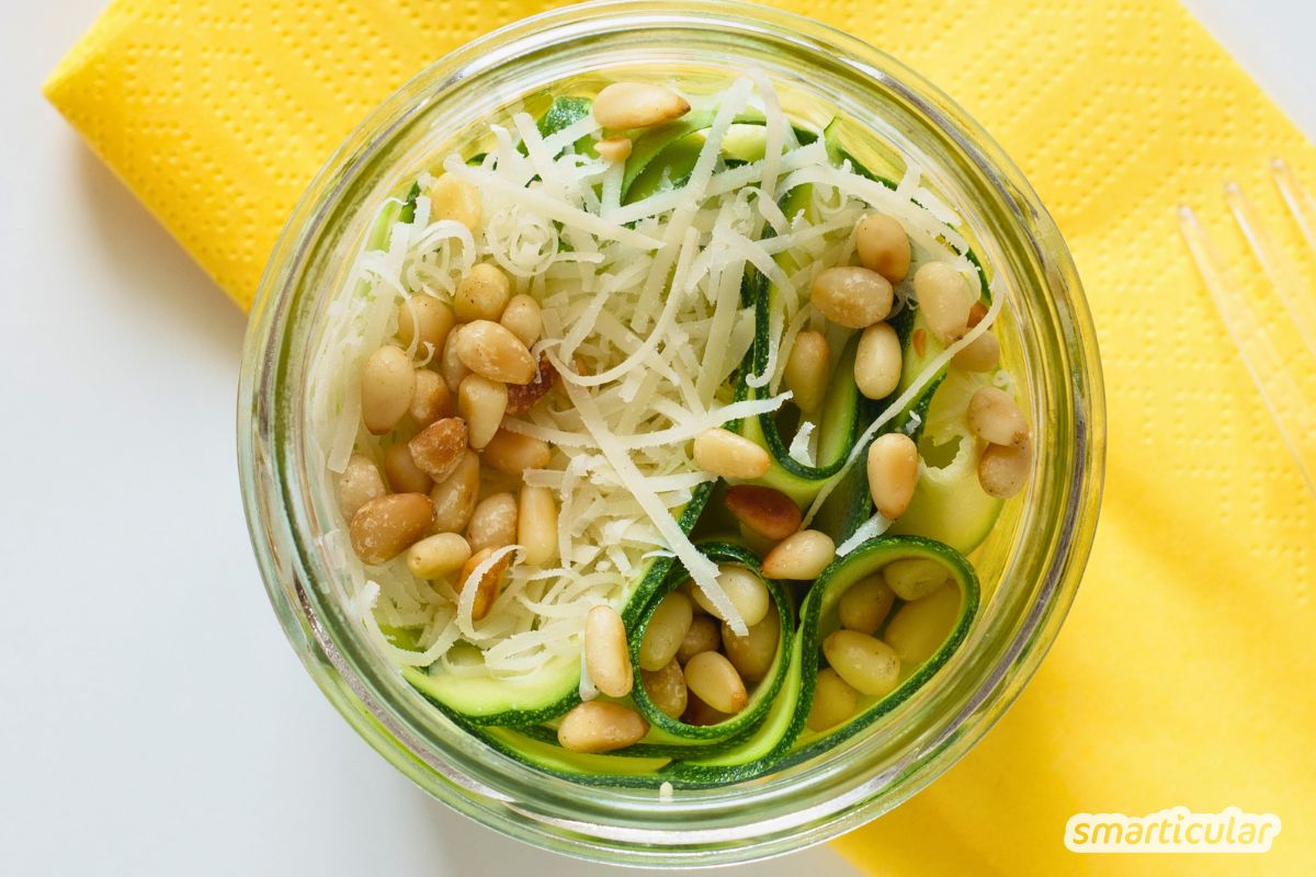Keine Lust auf schweres Essen an heißen Tagen? Dann probier dieses Zucchini-Carpaccio! Schnell gemacht und herrlich erfrischend.