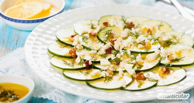 Keine Lust auf schweres Essen an heißen Tagen? Dann probier dieses Zucchini-Carpaccio! Schnell gemacht und herrlich erfrischend.