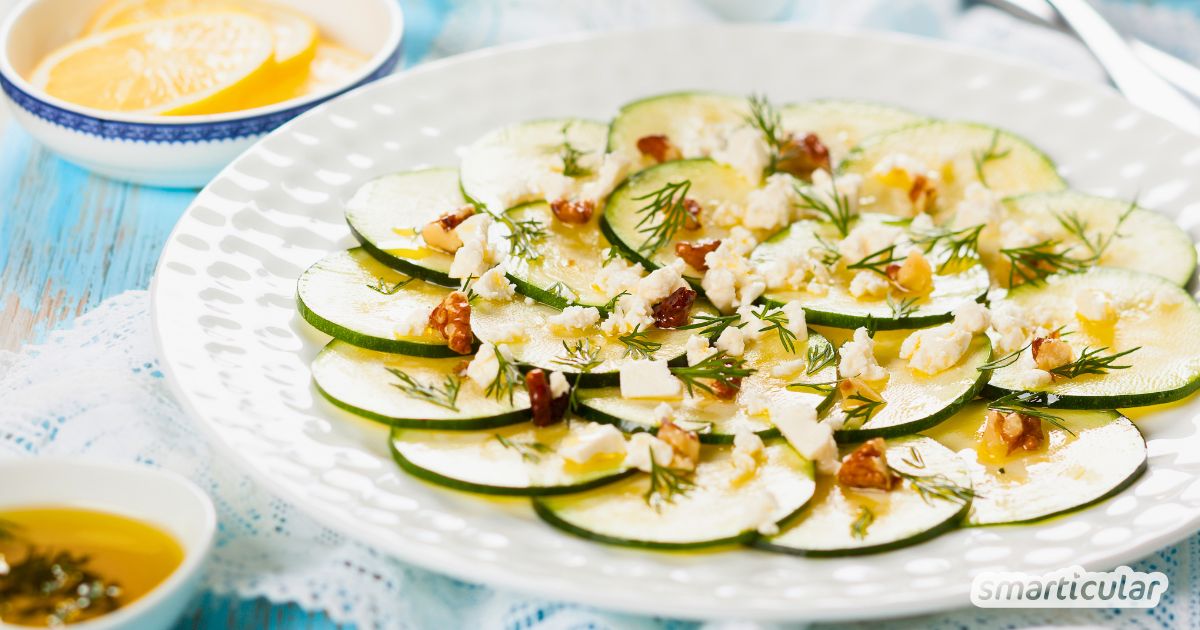 Keine Lust auf schweres Essen an heißen Tagen? Dann probier dieses Zucchini-Carpaccio! Schnell gemacht und herrlich erfrischend.
