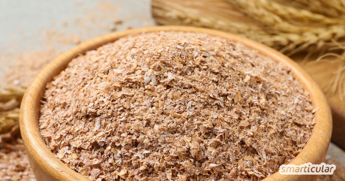 Heimisches Superfood Weizenkleie: Entdecke, wie gesund die ballaststoffreichen Flocken sind und wie vielseitig du sie verwenden kannst.