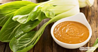 In wenigen Minuten einen cremigen Erdnuss-Dip selber machen: Dieses einfache Rezept passt perfekt zu Tofu, Fleisch, Sommerrollen und mehr.