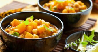 Ein Kürbiseintopf mit Kichererbsen ist die perfekte Mahlzeit für kalte Tage. Entdecke das einfache, gesunde Rezept und leckere Variationen!
