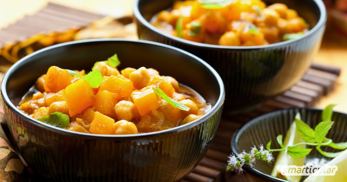 Ein Kürbiseintopf mit Kichererbsen ist die perfekte Mahlzeit für kalte Tage. Entdecke das einfache, gesunde Rezept und leckere Variationen!