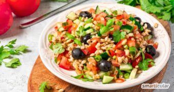 Sommerlich, regional und nachhaltig: Dieser mediterrane Graupensalat mit Tomaten und Oliven ist die perfekte Alternative zu Couscous.