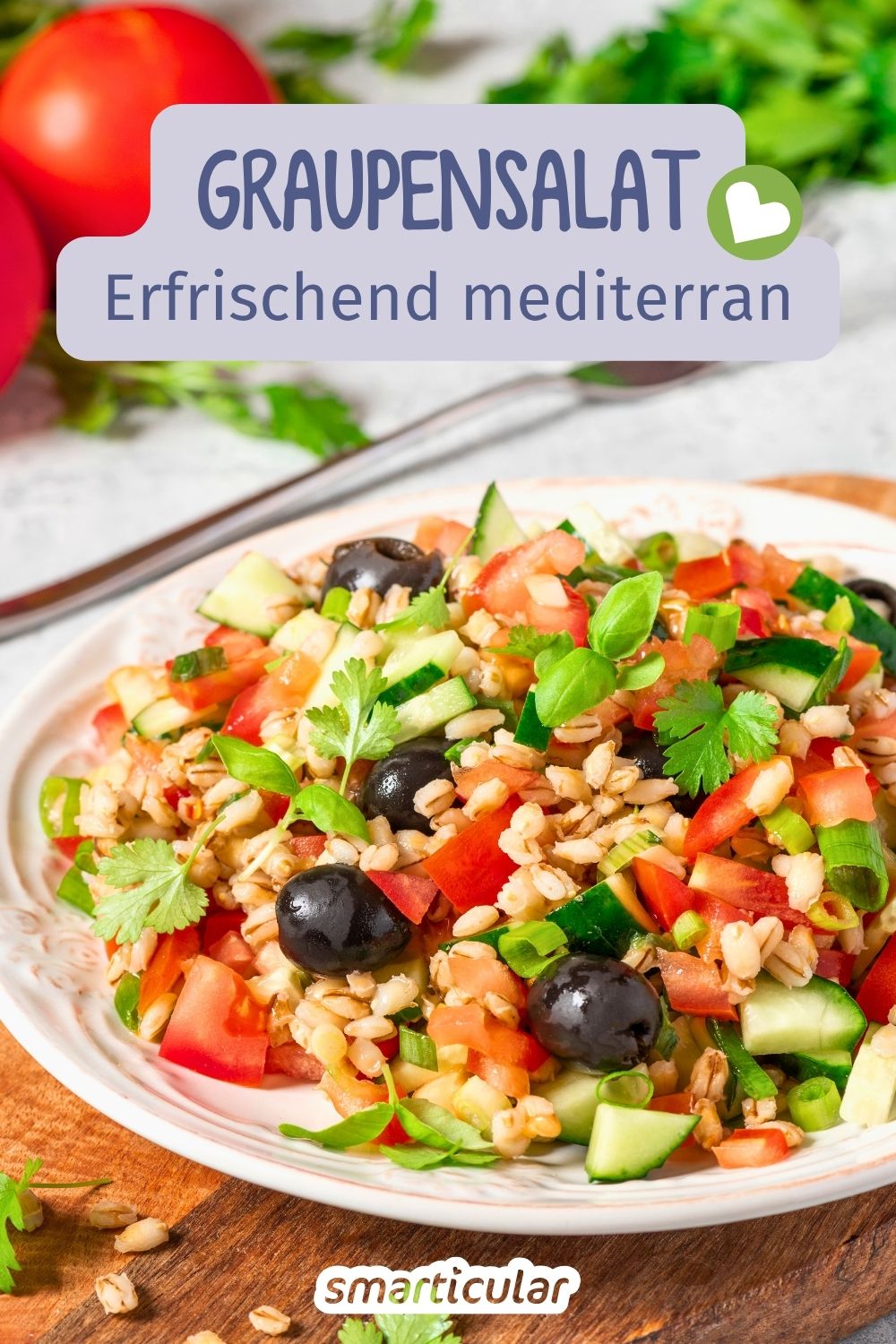 Sommerlich, regional und nachhaltig: Dieser mediterrane Graupensalat mit Tomaten und Oliven ist die perfekte Alternative zu Couscous.
