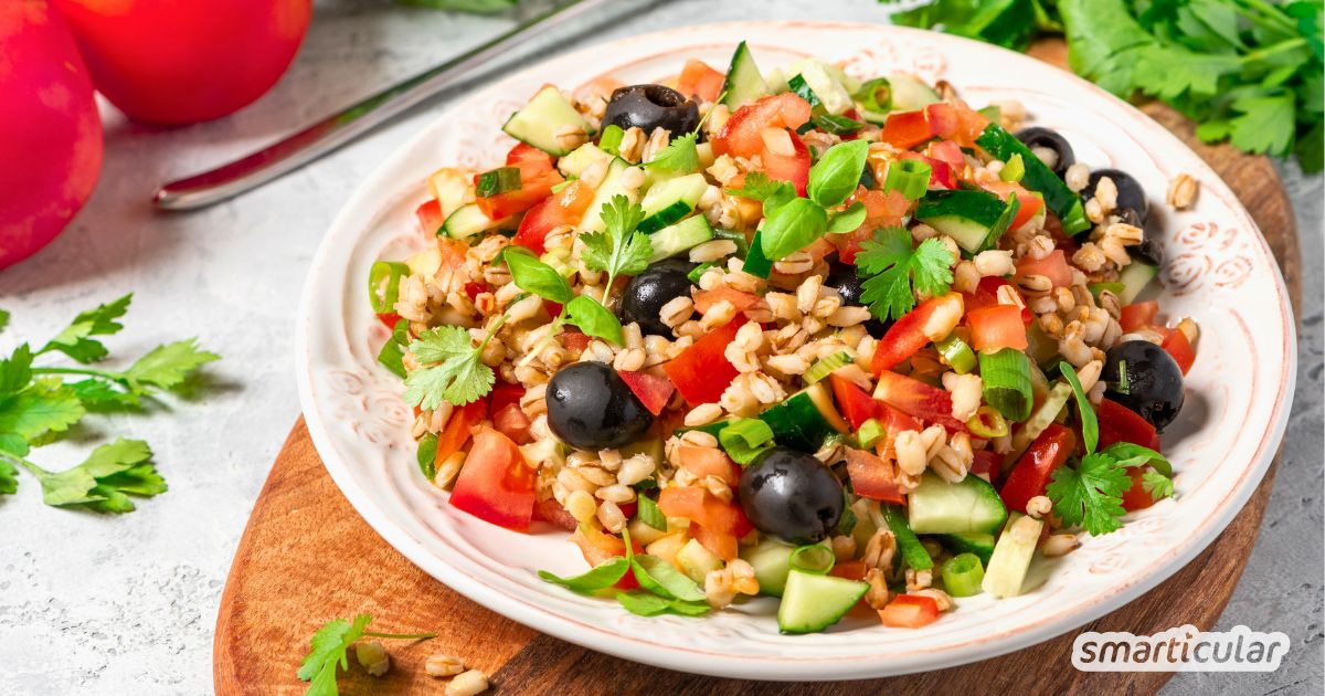 Sommerlich, regional und nachhaltig: Dieser mediterrane Graupensalat mit Tomaten und Oliven ist die perfekte Alternative zu Couscous.