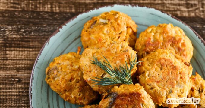 Wirf den nahrhaften Sojatrester nicht weg! Entdecke unser Rezept für herzhafte Okara-Bratlinge - mit Tipps zu Beilagen und Haltbarkeit.