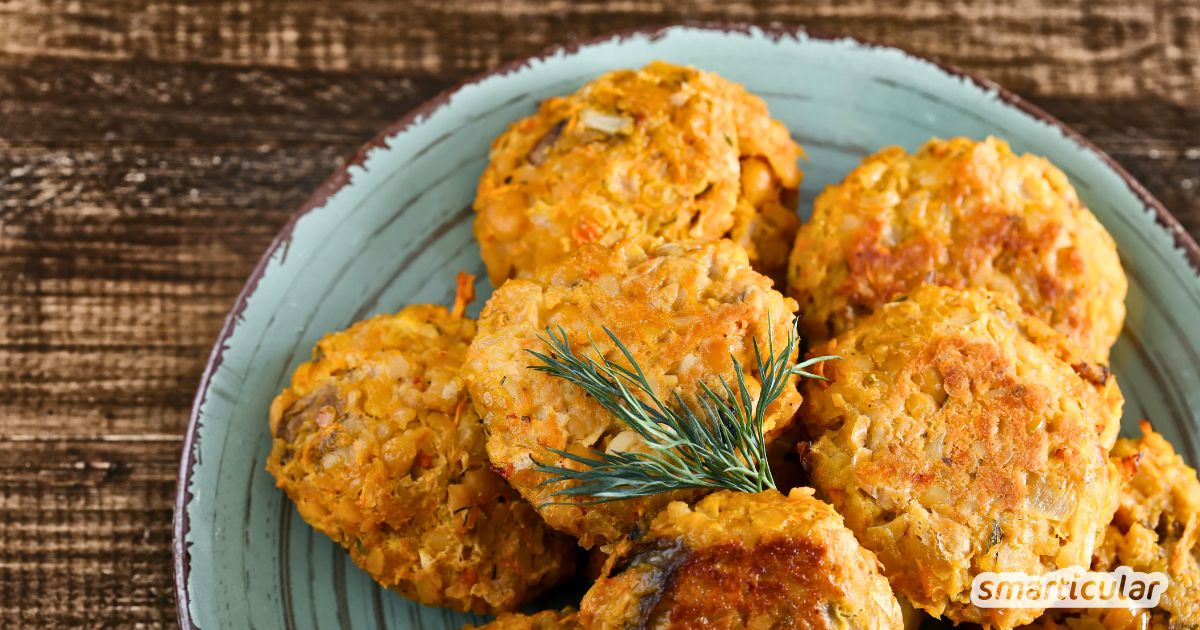 Wirf den nahrhaften Sojatrester nicht weg! Entdecke unser Rezept für herzhafte Okara-Bratlinge - mit Tipps zu Beilagen und Haltbarkeit.