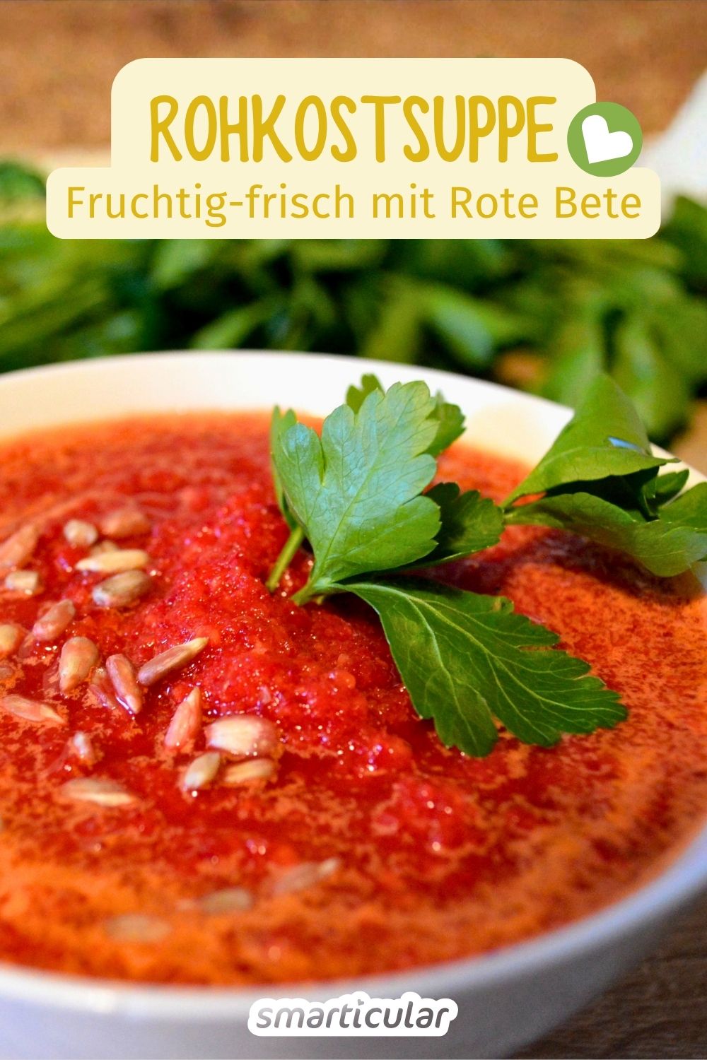 Eine frische Rohkostsuppe mit Roter Bete und Möhren ist schnell gemixt, voller Vitamine und überraschend fruchtig - unbedingt probieren!