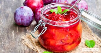Mit diesem einfachen Rezept gelingt das Zwetschgenkompott ohne künstliche Zusatzstoffe schnell und nachhaltig.