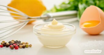 Mit diesem Rezept für Blitzmayonnaise gelingt der cremige Dip in Sekunden. Alle Zutaten kommen auf einmal ins Glas – ohne langsames Öl-Gießen!