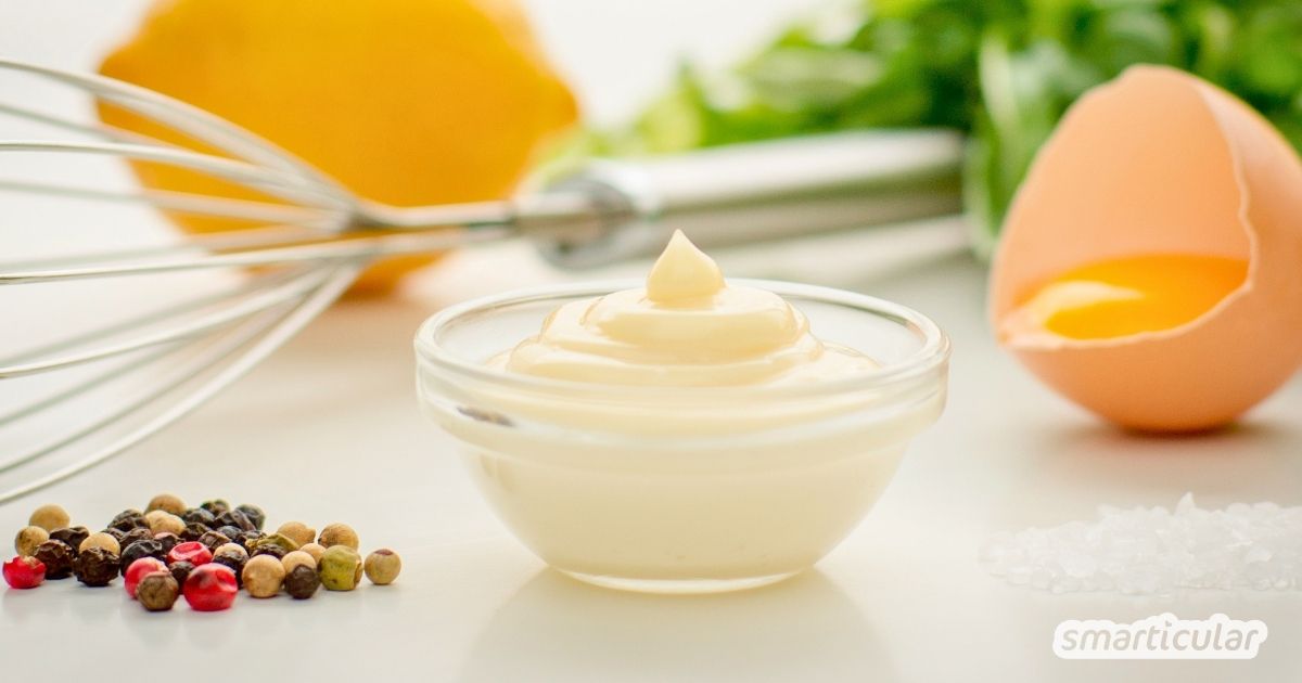 Mit diesem Rezept für Blitzmayonnaise gelingt der cremige Dip in Sekunden. Alle Zutaten kommen auf einmal ins Glas – ohne langsames Öl-Gießen!