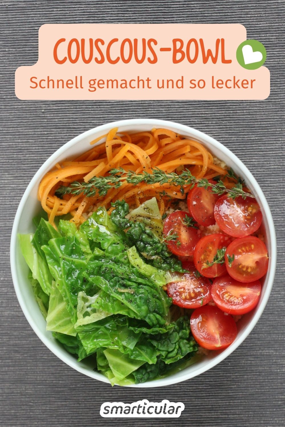 Diese Couscous-Bowl mit Süßkartoffeln und Grünkohl ist in 15 Minuten fertig. Ein gesundes Rezept, das sich perfekt als Meal-Prep eignet.