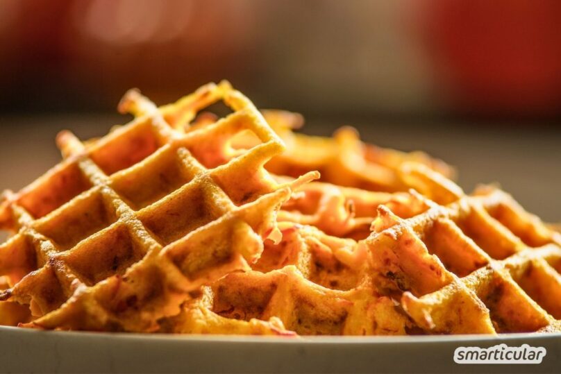 Fluffige Kürbiswaffeln einfach selber machen. Das ideale Rezept für die Kürbissaison, im Handumdrehen zubereitet und auf Wunsch vegan.