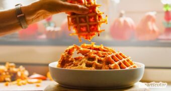 Fluffige Kürbiswaffeln einfach selber machen. Das ideale Rezept für die Kürbissaison, im Handumdrehen zubereitet und auf Wunsch vegan.