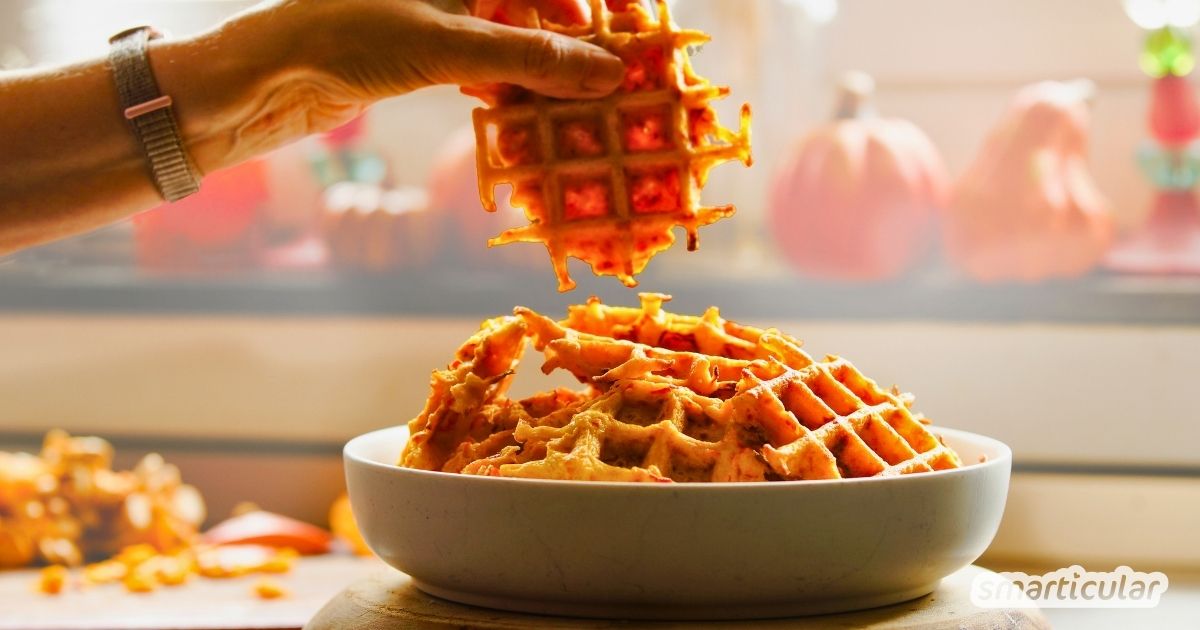 Fluffige Kürbiswaffeln einfach selber machen. Das ideale Rezept für die Kürbissaison, im Handumdrehen zubereitet und auf Wunsch vegan.