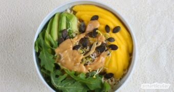 Eine gesunde Nudel-Bowl in nur wenigen Minuten zubereiten: Mit Rucola, Mango und cremigem Erdnussdressing - auch ideal als Meal-Prep.