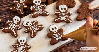 Gebäck für Halloween gesucht? Mit diesem einfachen Rezept für Halloween-Kekse zauberst du im Handumdrehen schokoladige Skelette.