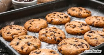 Backe knusprige Schoko-Cookies ohne fragwürdige Zutaten und Verpackungsmüll! Die Zutaten hast du wahrscheinlich schon zu Hause.