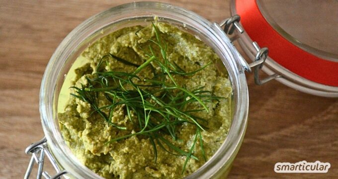 Einen pikanten Senfaufstrich mit Dill selber machen geht blitzschnell. Entdecke das einfache, vegane Rezept mit Sonnenblumenkernen!