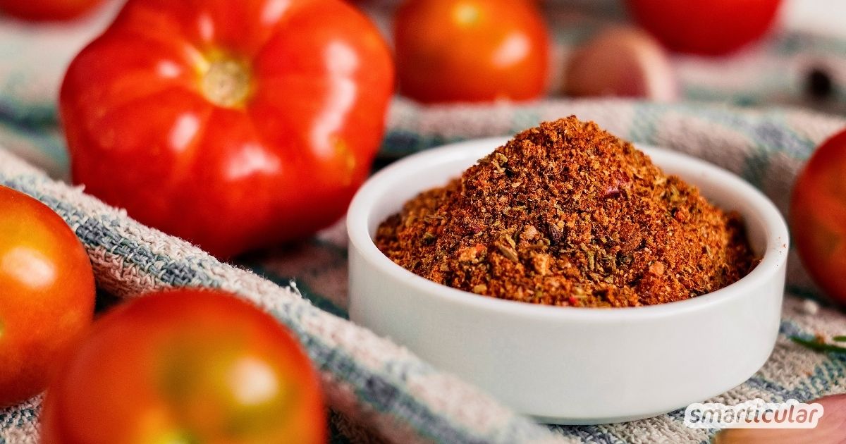 Tomatenpulver selber machen? Unbedingt, denn es ist unkompliziert und eine wunderbare Methode, um auch die Schalen sinnvoll zu verwerten.