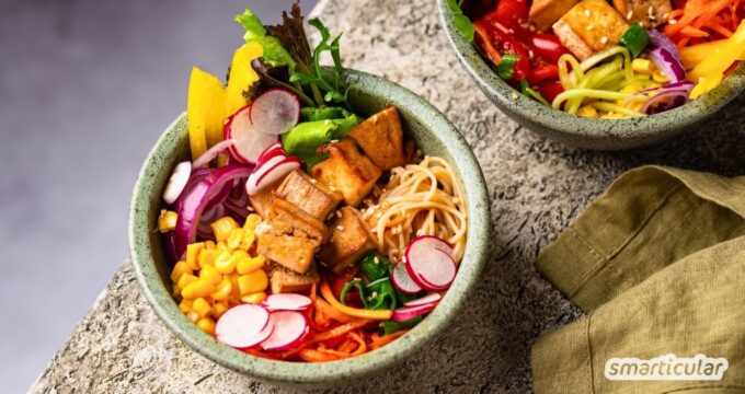 Gesunde Poke Bowl mit Nudeln und Tofu einfach selber machen. Inklusive regionaler Alternativen und Tipps zu Meal-Prep und Haltbarkeit.