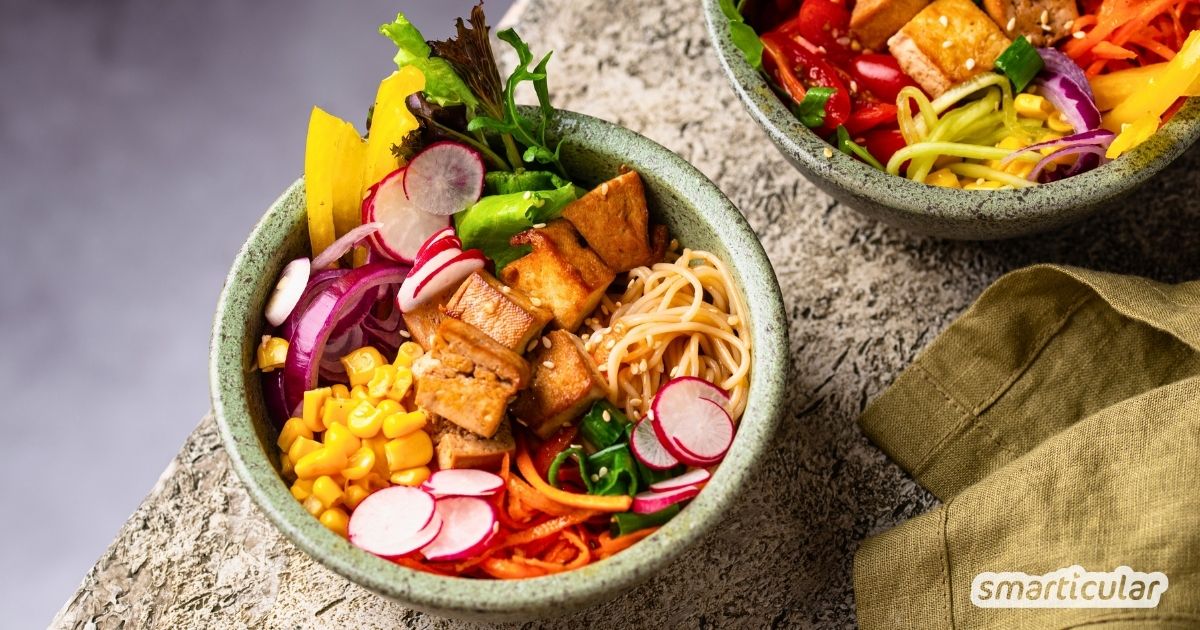 Gesunde Poke Bowl mit Nudeln und Tofu einfach selber machen. Inklusive regionaler Alternativen und Tipps zu Meal-Prep und Haltbarkeit.