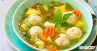 Mit diesem einfachen Rezept für klassische Bröselknödel wird aus Paniermehl und wenigen weiteren Zutaten eine herzhafte Suppeneinlage.