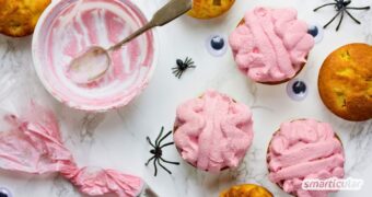 Halloween-Muffins selber machen: Mit Buttercreme verwandeln sich deine Lieblings-Küchlein im Handumdrehen in schaurig-leckere Grusel-Happen.