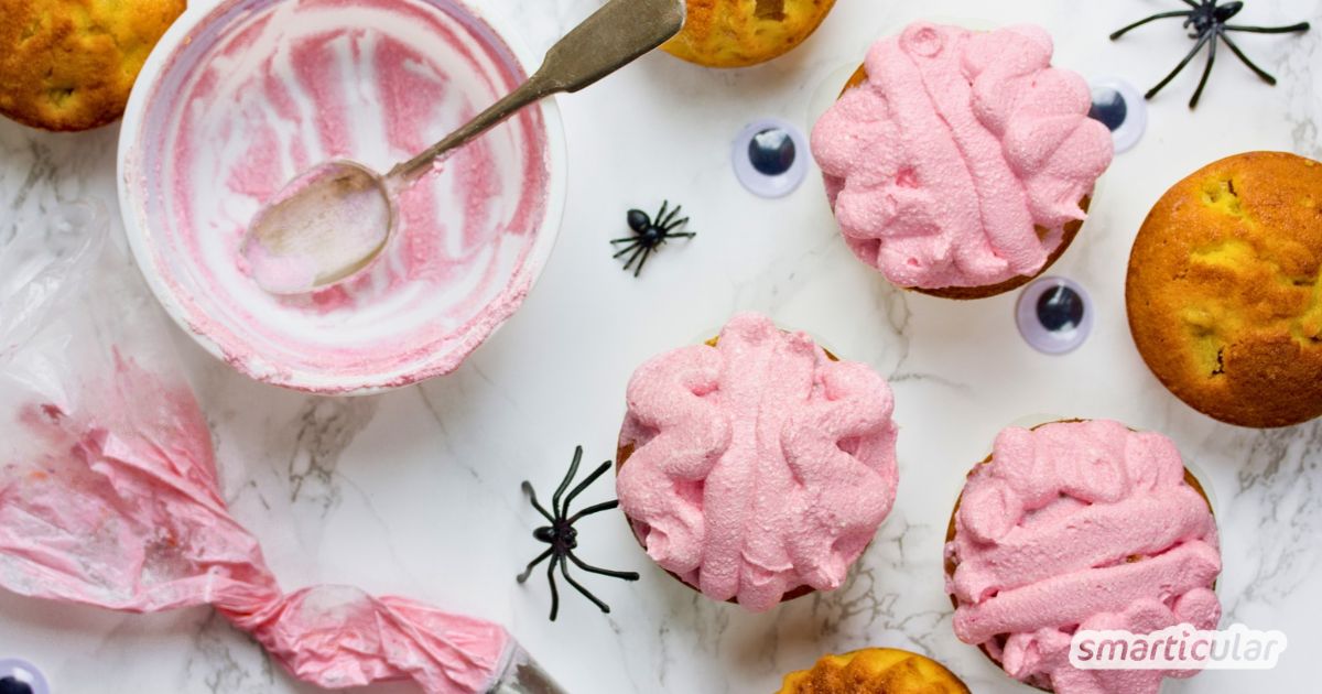 Halloween-Muffins selber machen: Mit Buttercreme verwandeln sich deine Lieblings-Küchlein im Handumdrehen in schaurig-leckere Grusel-Happen.
