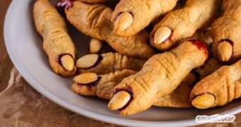Gruselig-lecker und ganz ohne künstliche Zusätze: Mit diesem einfachen Hexenfinger-Rezept gelingt das Backen für Halloween garantiert.