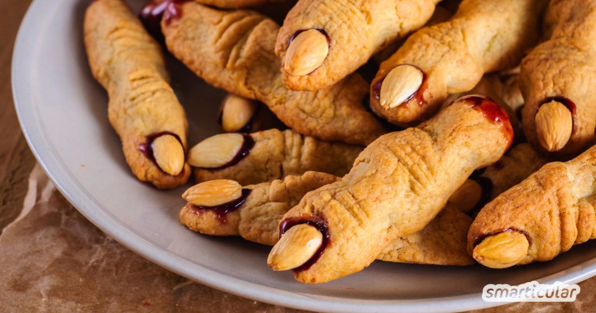 Gruselig-lecker und ganz ohne künstliche Zusätze: Mit diesem einfachen Hexenfinger-Rezept gelingt das Backen für Halloween garantiert.