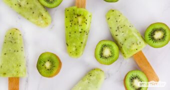 Kiwieis am Stiel selber machen ist ganz einfach. Mit diesem veganen Rezept und praktischen Upcycling-Hacks gelingt die fruchtige Erfrischung auch ganz ohne spezielle Eisförmchen.