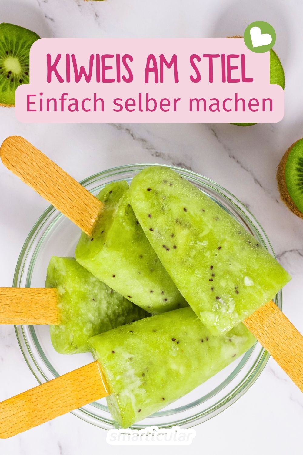 Kiwieis am Stiel selber machen ist ganz einfach. Mit diesem veganen Rezept und praktischen Upcycling-Hacks gelingt die fruchtige Erfrischung auch ganz ohne spezielle Eisförmchen.